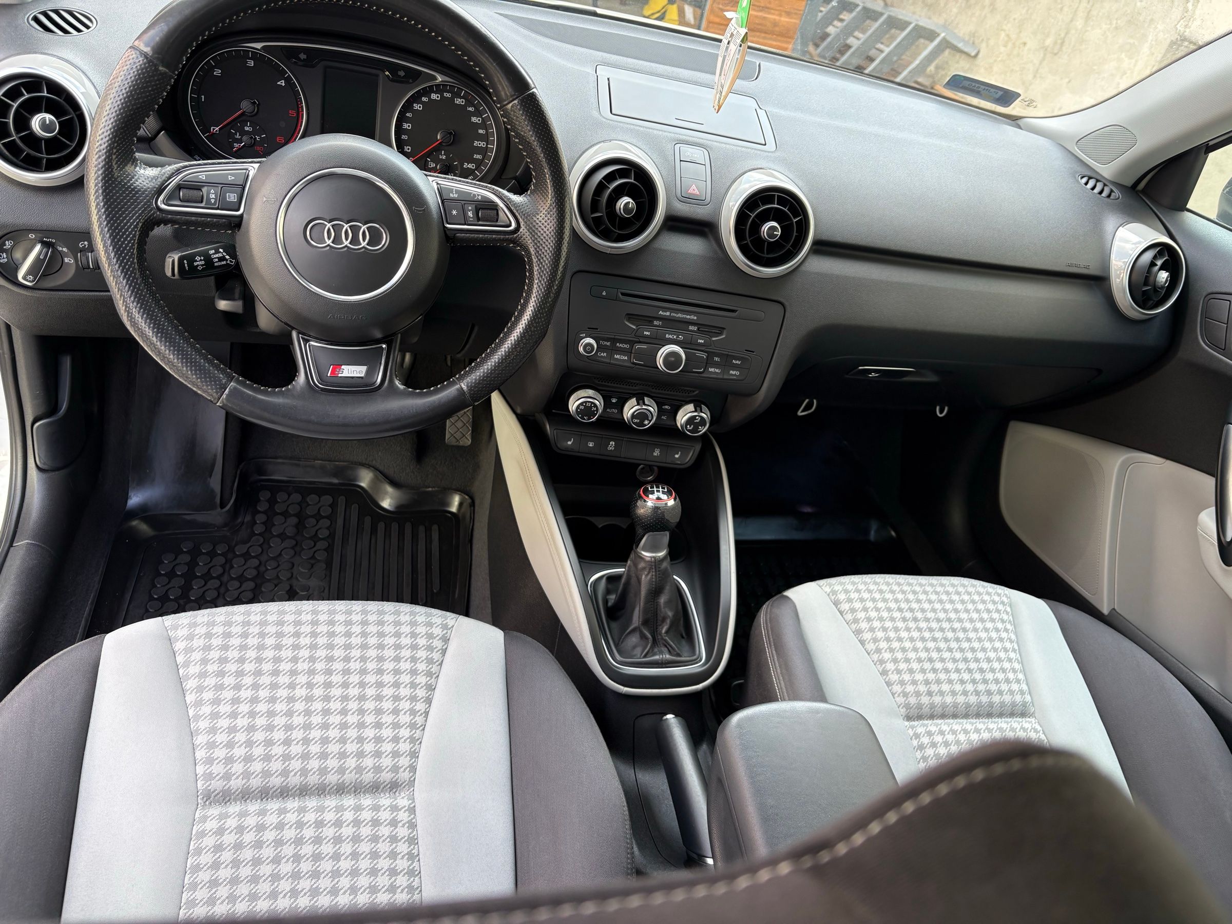 Audi A1 első ülések és műszerfal a tisztítás után