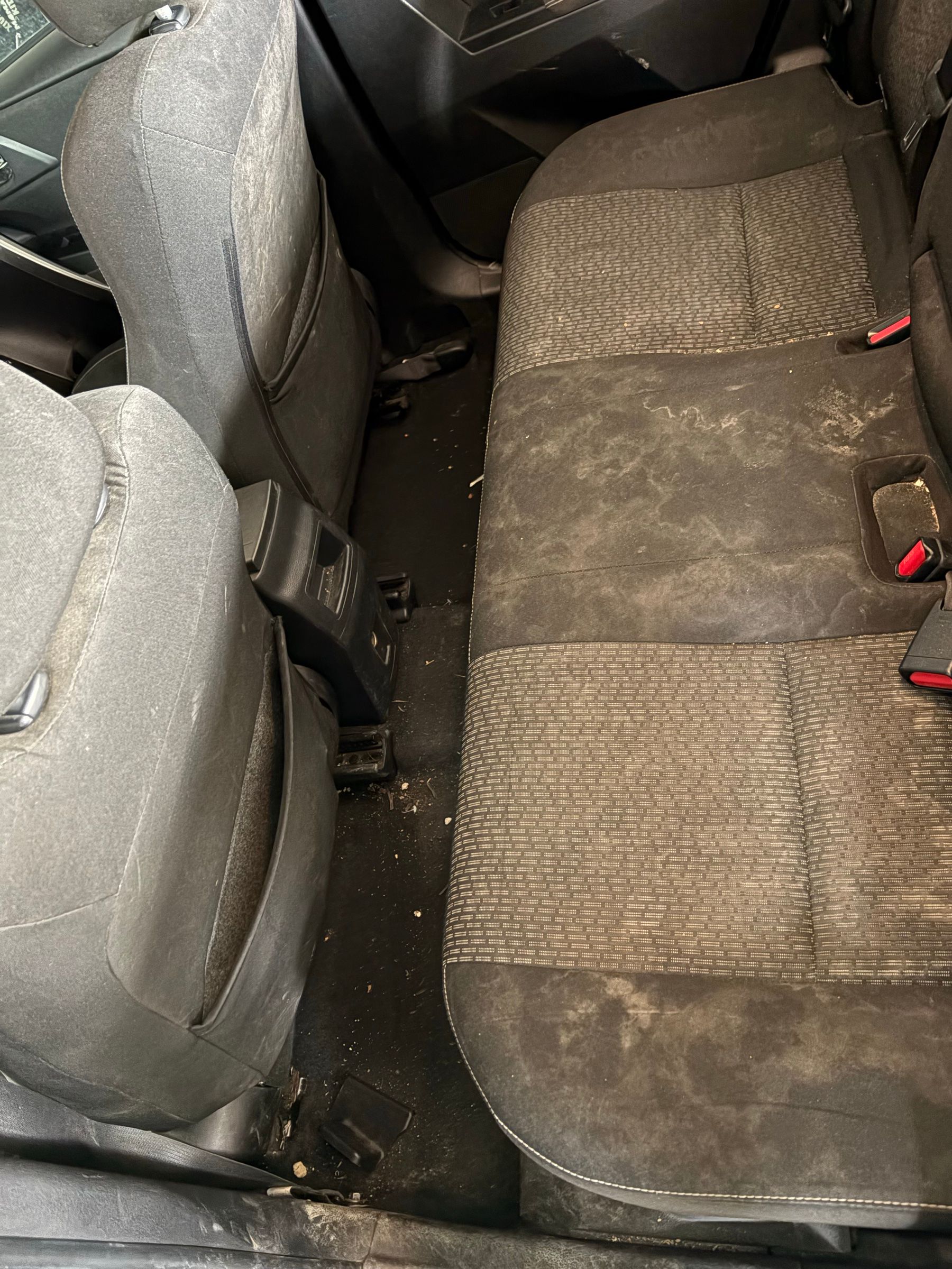 Toyota Auris hátsó ülés és padló tisztítás előtt, foltos kárpittal