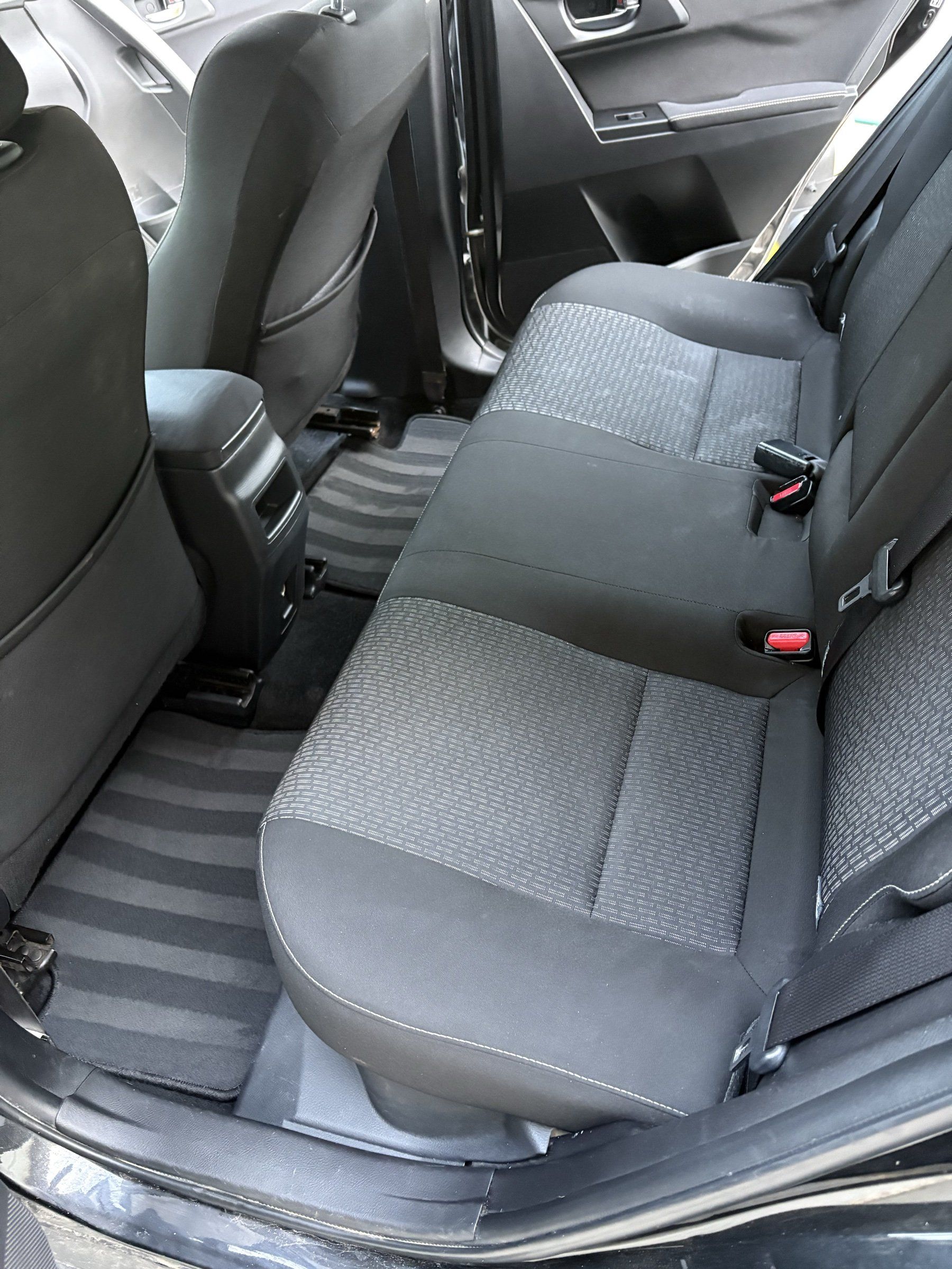 Toyota Auris hátsó ülés és padló mélytisztítás után